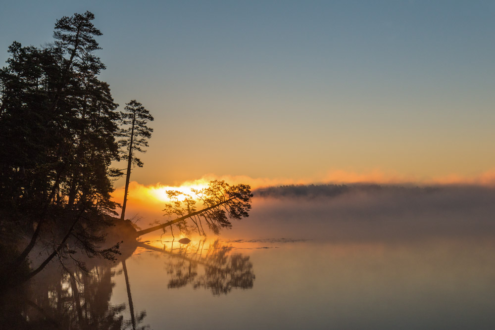 Aurinko nousee Pöytyän Savojärven ylle.